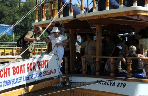 Komutan Eşleri Tekne Gezisinde