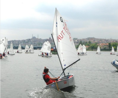 Haliç'i Çocuklar Yelkenlerle Şenlendirdi