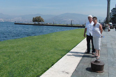 İzmir'de Deniz Halı Saha Gibi Oldu
