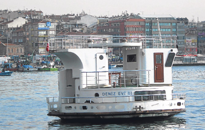 Denize nazır, yüzer ev