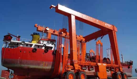 Akdeniz Tersanesi, yeni mobil kreyni ile gemi taşıdı