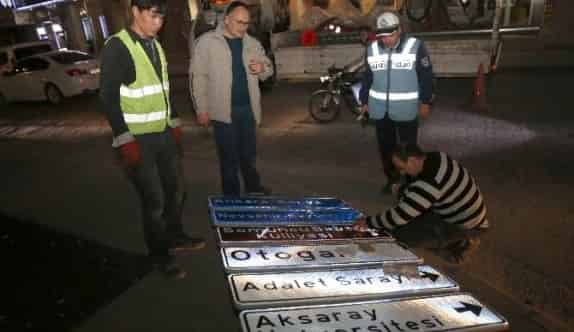 Aksaray’da Yol Ve Kavşaklara Yön Levhaları Dikiliyor