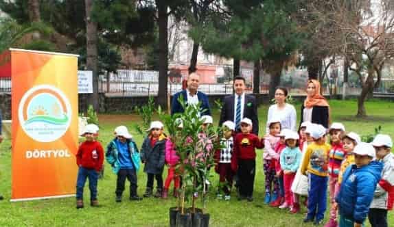 Anaokulu Öğrencileri Doğayı Korumak İçin Fidan Dikti