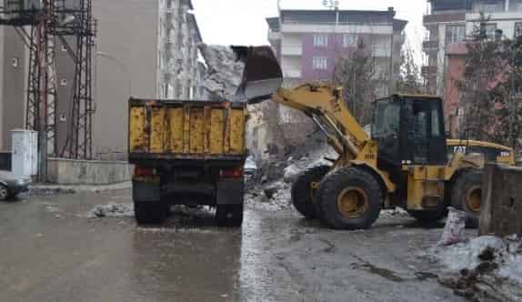 Ara Sokaklarda Kar Taşıma Çalışmaları Devam Ediyor