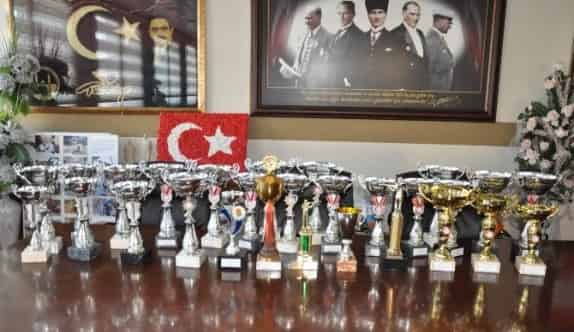 Ateşli Silahlar Trap Yarışmacısı Ödüllerini Balkan Alıcık’a Teslim Etti