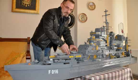 Atıklardan dev gemi yaptı...