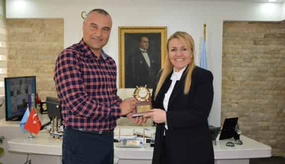 Başkan Uyar'a Yelken Başarı Ödülü