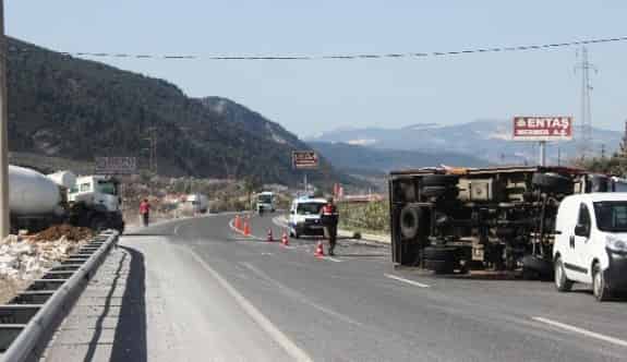 Beton Mikseri İle Kamyon Çarpıştı