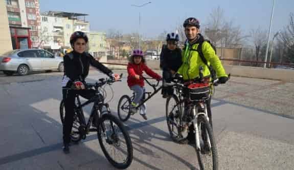 Bir Bisiklette Üç Kişi...dolmuş Gibi Bisiklet...(özel Haber)