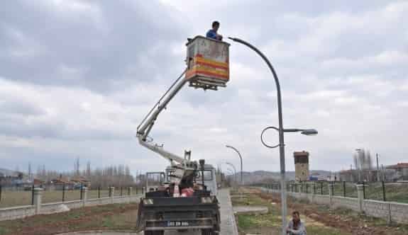 Botanik Parka Aydınlatma Lambaları Takıldı