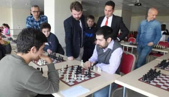 Burhaniye’de Hafta Sonu Satranç Okulu Açıldı