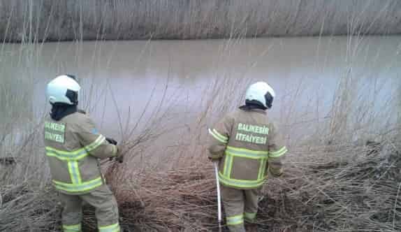 Burhaniye’de Mahsur Kalan Köpegi İtfaiye Ekipleri Kurtardı