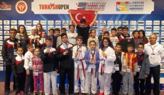 Burhaniyeli Tekvandocular Avrupa Şampiyonasından Madalya İle Döndü