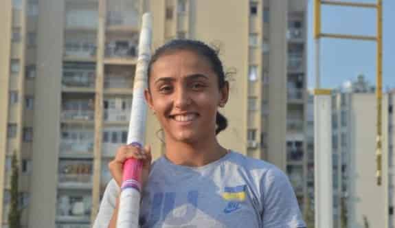 Demet Parlak Sırıkla Atlamada Balkan Şampiyonu Oldu