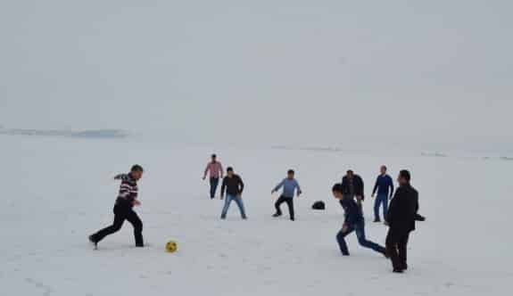 Donan Göl Üstünde Tehlikeli Eğlence