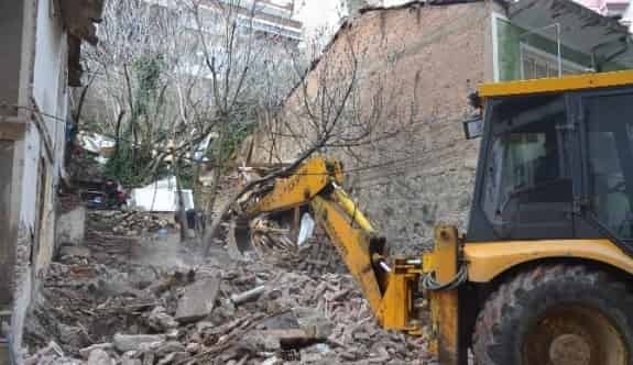 Gemlik’te Metruk Binalar Yıkılıyor