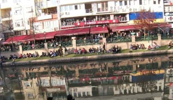 Gençler Porsuk Kıyısını Mesken Tuttu