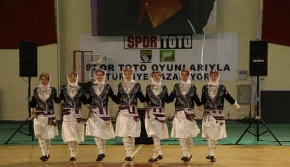 Gümüşhane’de Okullar Ve Kulüplerarası Halk Oyunları Yarışması Yapıldı