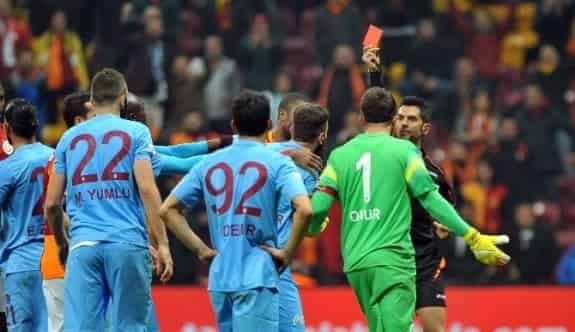 Hakeme Kırmızı Kart Gösterdi, Oyundan Atıldı