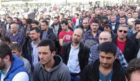 İşten Çıkarılan 10 Fabrika İşçisi İçin Yüzlerce Kişi Toplandı