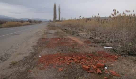 Kamyon Kasalarındaki Atıklar Yol Kenarlarına Boşaltılıyor