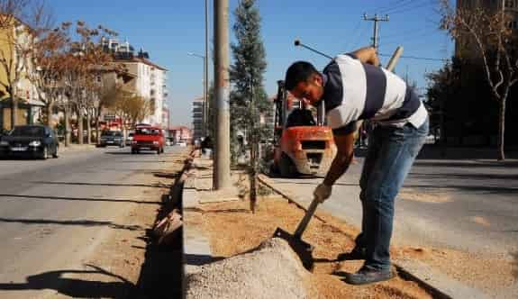 Karaman Belediyesi Kaldırım Ve Refüj Çalışmalarını Sürdürüyor