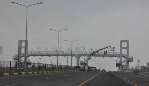 Karayolları Harakani Hastanesi Önüne Üst Geçit Yapıyor