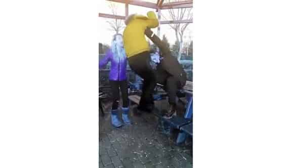 Kızdan Kıza Uçan Tekme