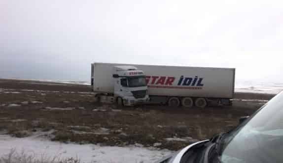 Kontrolden Çıkan Tır Tarlaya Girdi