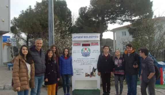 Lapseki’de Sokak Hayvanları İçin Yem Ve Su Makinesi Kondu