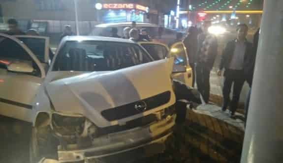 Malatya’da Otomobil Direğe Çarptı: 3 Yaralı