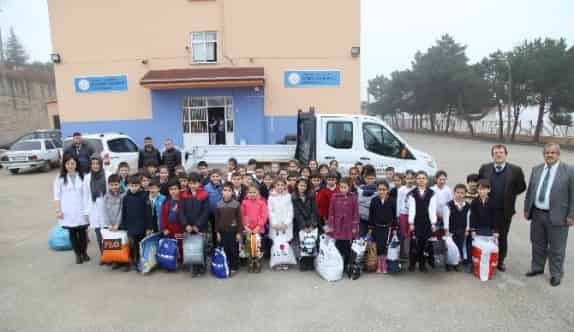 Öğrencilerden İhtiyaç Sahiplerine Giysi Yardımı