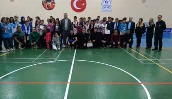 Okullar Arası Yıldızlar Badminton Müsabakası