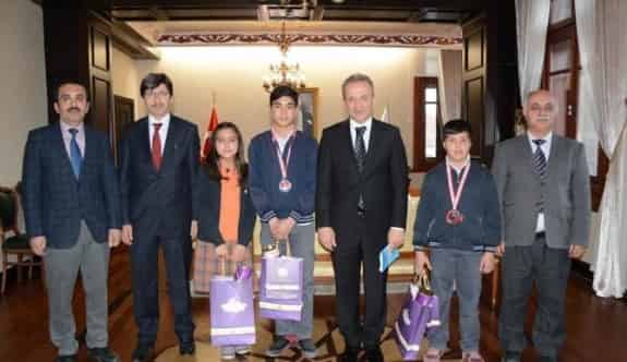 Ortaokulu Öğrencilerinden Vali Güner’e Ziyaret