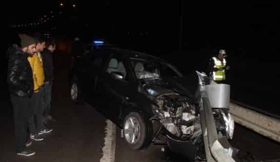 Otomobil Bariyere Çarptı: 1 Yaralı
