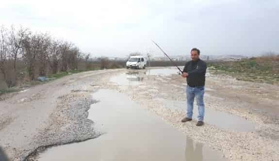 (Özel Haber) Ana Yolda Olta İle Balık Avladı