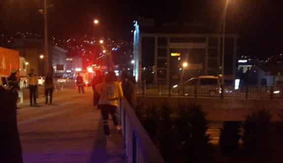 Sağlık Görevlisi Dikkatini Dağıttı, Polis Köprüden İndirdi