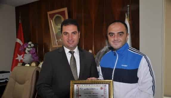 Şahade “Altın Antrenör” Belgesiyle Ödüllendirildi