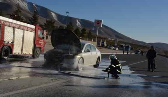 Seyir Halindeki Otomobil Alev Aldı