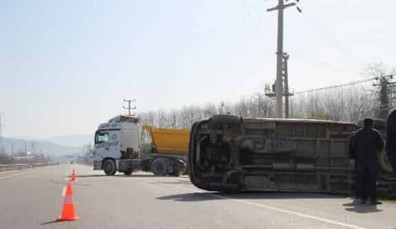 Ters Şeride Giren Minibüse Tır Çarptı: 1 Yaralı