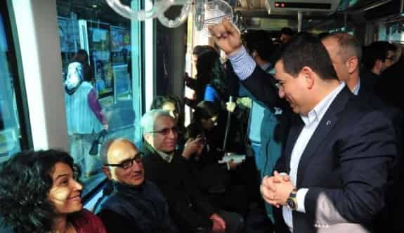 Tütüncü Tramvayda Yolculuk Yaptı
