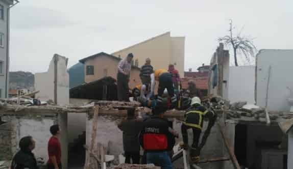 Yıkmaya Çalıştıkları Evin Altında Kaldılar