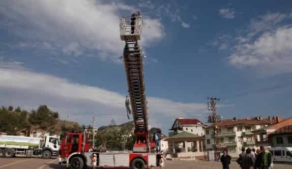 30 Metrelik Merdivene Sahip İtfaiye Aracını Test Ettiler