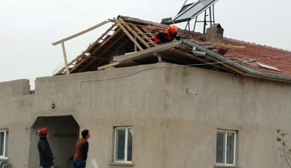 Aksaray’da Fırtına Çatı Uçurdu