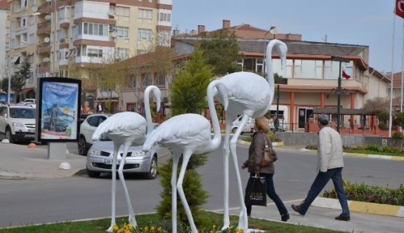 Babaeski’ye Flamingo Heykelleri Konuldu