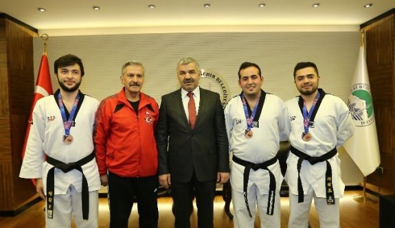 Başkan Çelik Sporcuları Kutladı