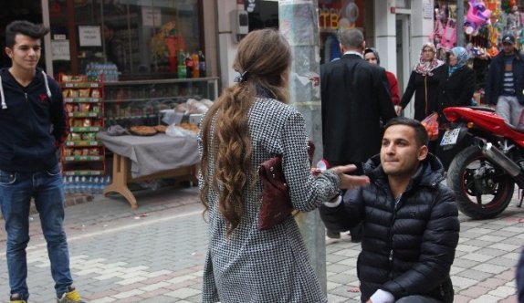 Cadde Ortasında Sürpriz Evlenme Teklifi