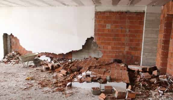 Çöken Duvarın Altında Kalan İşçi Yaralandı