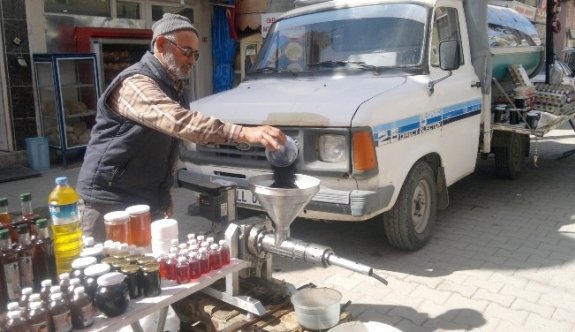 Çörek Otunu Seyyar Makinede Sıkarak Yağını Satıyor
