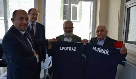 Emekliye Ayrılan Personele Forma Ve Plaket